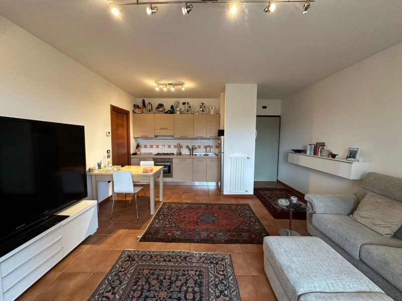 Luminoso appartamento situato al primo piano di un elegante e tranquillo residence, perfettamente...