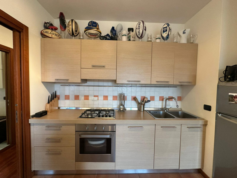 Luminoso appartamento situato al primo piano di un elegante e tranquillo residence, perfettamente...