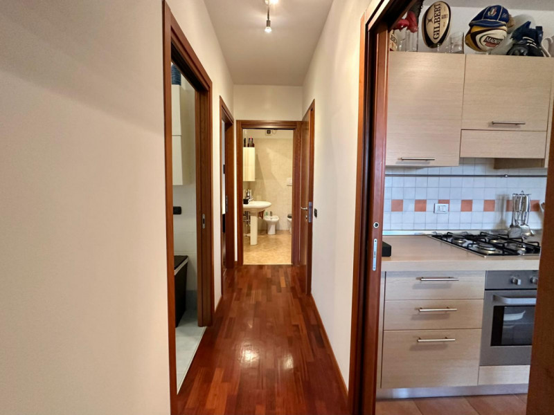 Luminoso appartamento situato al primo piano di un elegante e tranquillo residence, perfettamente...