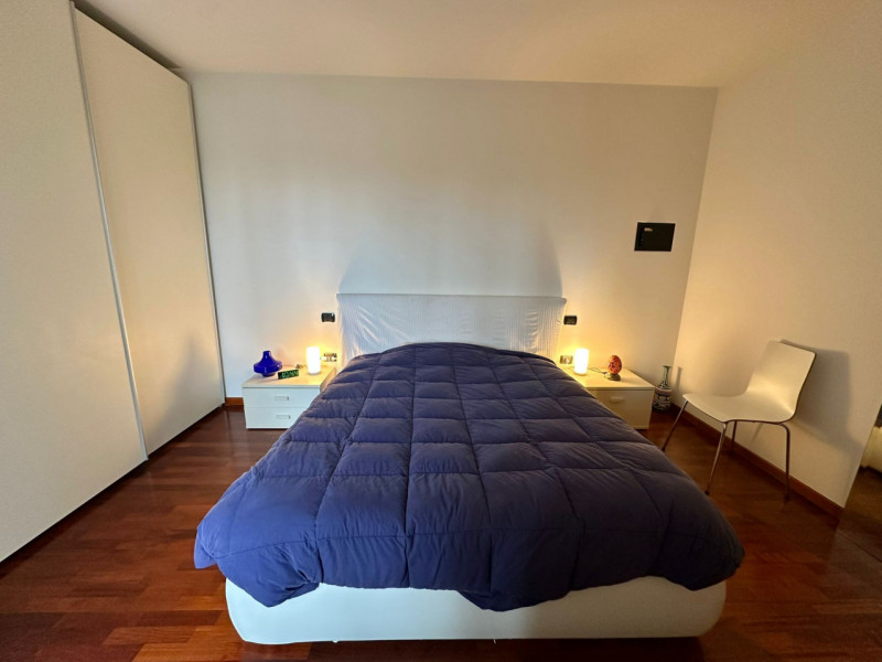 Luminoso appartamento situato al primo piano di un elegante e tranquillo residence, perfettamente...