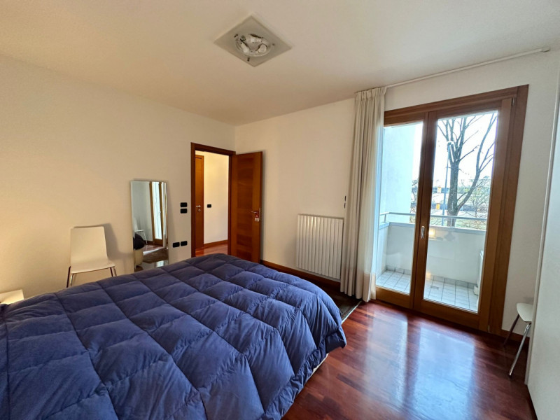 Luminoso appartamento situato al primo piano di un elegante e tranquillo residence, perfettamente...