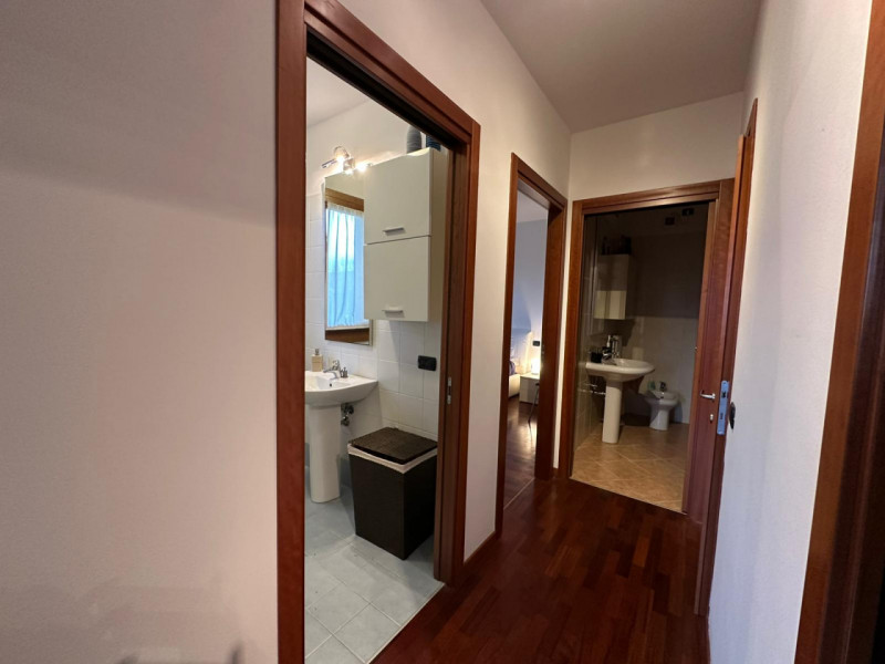 Luminoso appartamento situato al primo piano di un elegante e tranquillo residence, perfettamente...