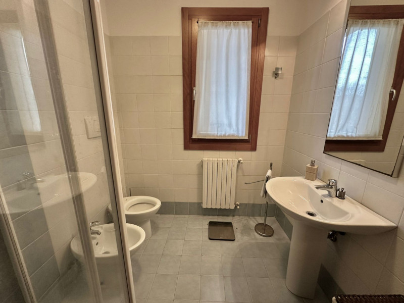 Luminoso appartamento situato al primo piano di un elegante e tranquillo residence, perfettamente...