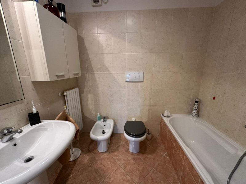 Luminoso appartamento situato al primo piano di un elegante e tranquillo residence, perfettamente...