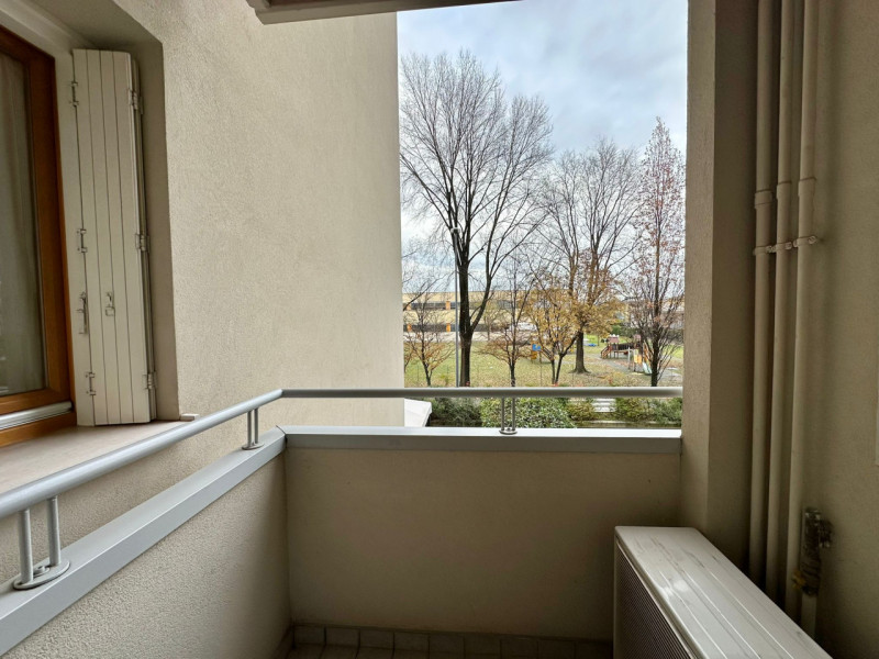 Luminoso appartamento situato al primo piano di un elegante e tranquillo residence, perfettamente...