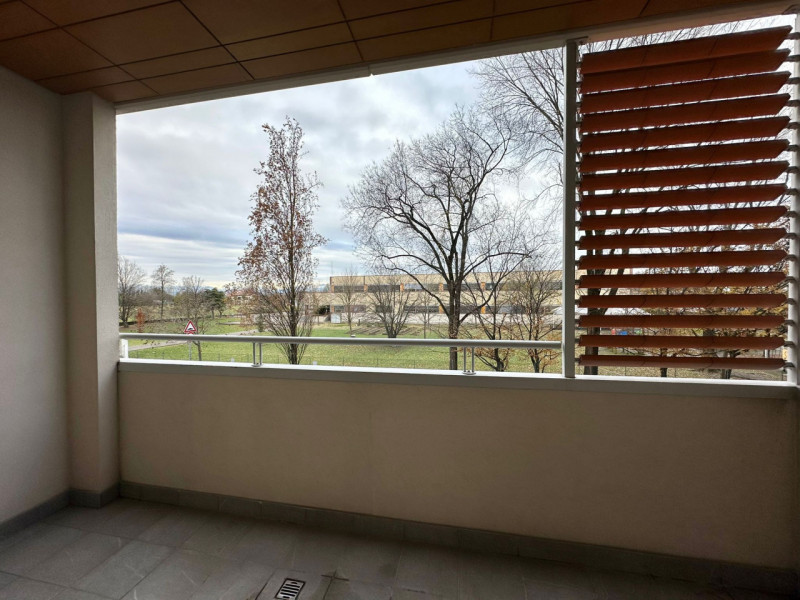 Luminoso appartamento situato al primo piano di un elegante e tranquillo residence, perfettamente...