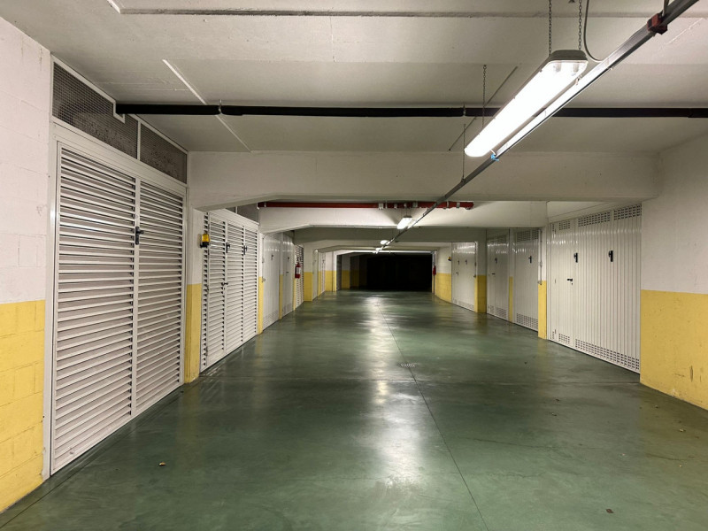 Luminoso appartamento situato al primo piano di un elegante e tranquillo residence, perfettamente...