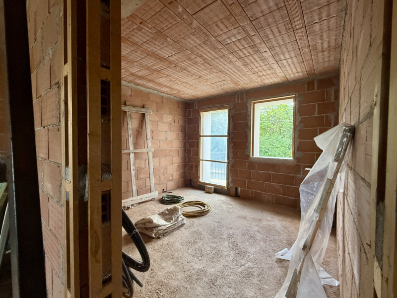 COMPOSIZIONE:
Bifamiliare allo stato grezzo a Rivadolmo Baone, disposta su tre livelli con giardi...