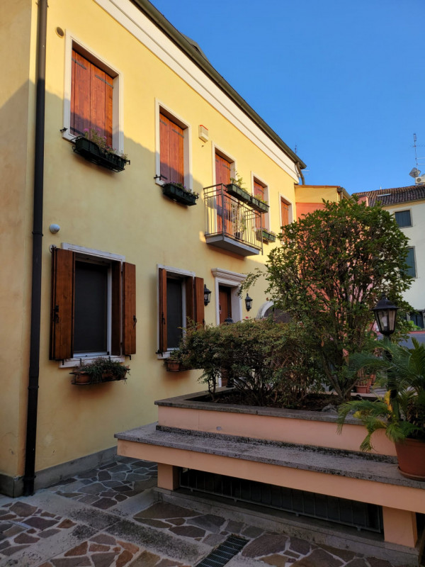 Quadrilocale in corte veneta nel Cuore di Padova

Presentiamo un'elegante e spazioso appartamento...