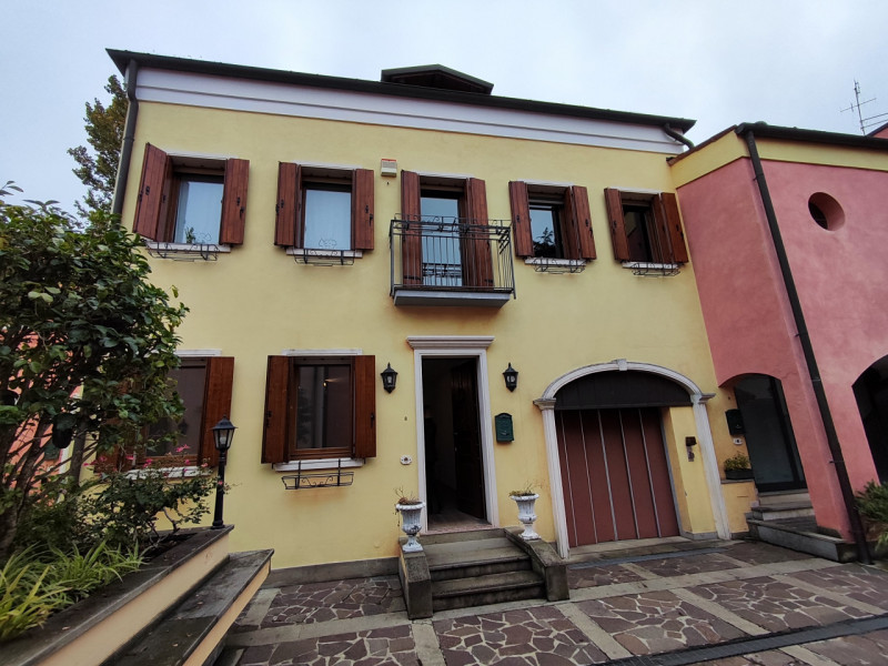 Quadrilocale in corte veneta nel Cuore di Padova

Presentiamo un'elegante e spazioso appartamento...