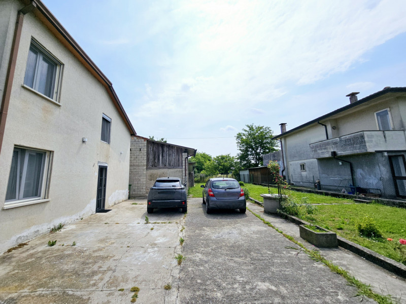 Proponiamo in vendita a Sant'Urbano, località Carmignano, casa singola internamente ristrutturata...