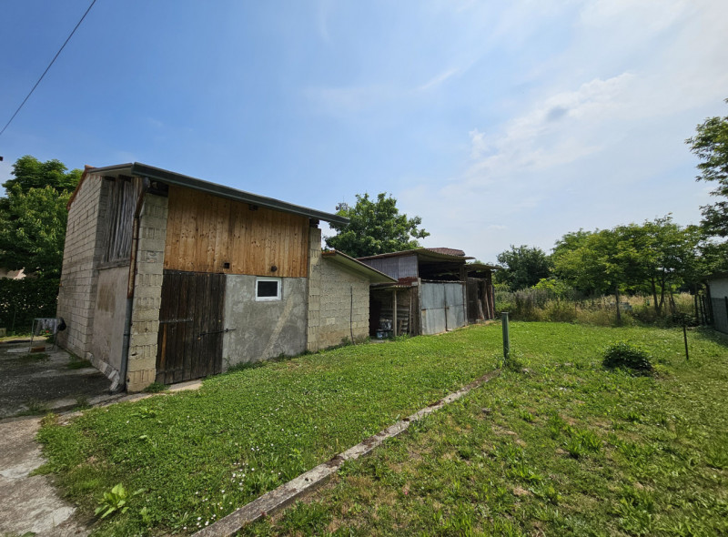 Proponiamo in vendita a Sant'Urbano, località Carmignano, casa singola internamente ristrutturata...