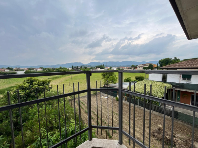 In una delle zone più tranquille e verdi di Ponte di Barbarano, proponiamo in vendita una spazios...