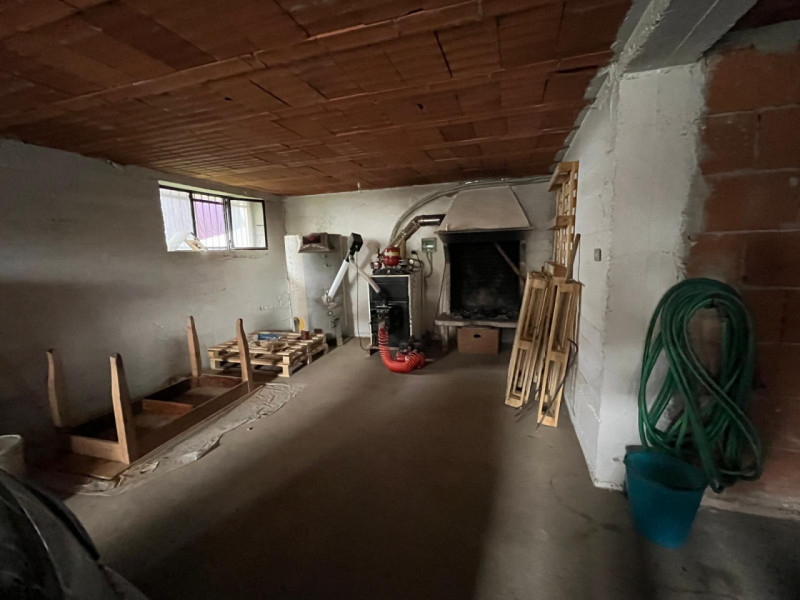 In una delle zone più tranquille e verdi di Ponte di Barbarano, proponiamo in vendita una spazios...