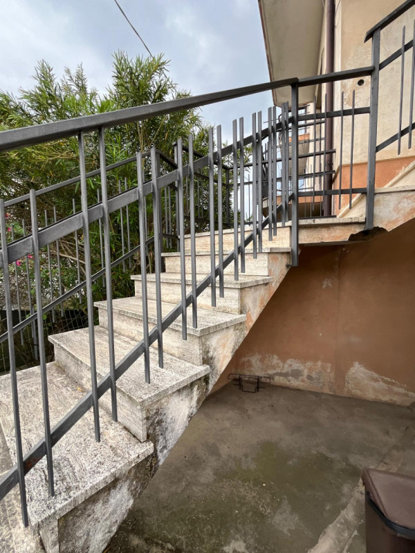 In una delle zone più tranquille e verdi di Ponte di Barbarano, proponiamo in vendita una spazios...