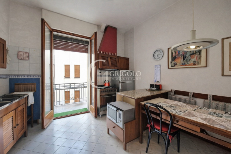 A pochi passi da Ponte San Martino, ingresso del Centro città, LUMINOSO APPARTAMENTO DALLE INTROV...