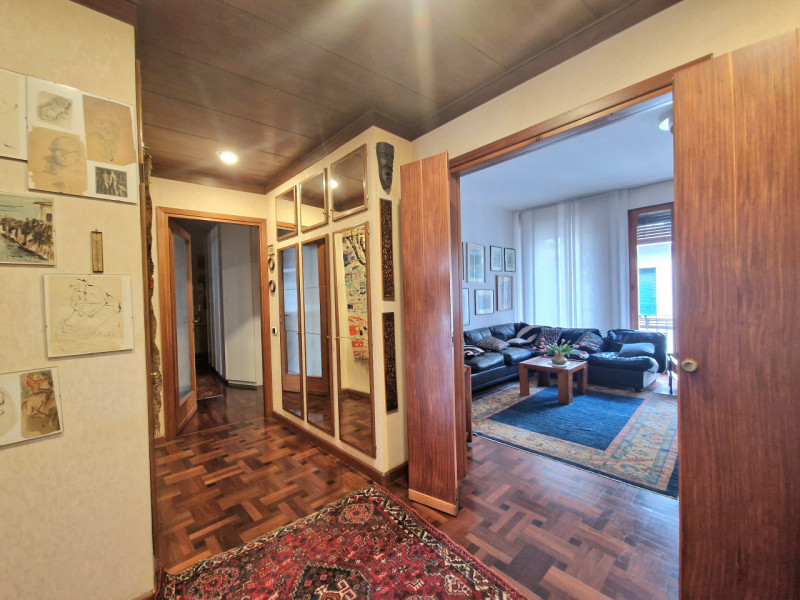 A pochi passi da Ponte San Martino, ingresso del Centro città, LUMINOSO APPARTAMENTO DALLE INTROV...