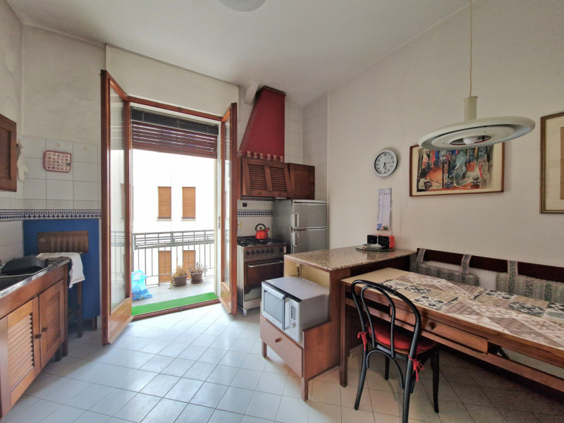 A pochi passi da Ponte San Martino, ingresso del Centro città, LUMINOSO APPARTAMENTO DALLE INTROV...