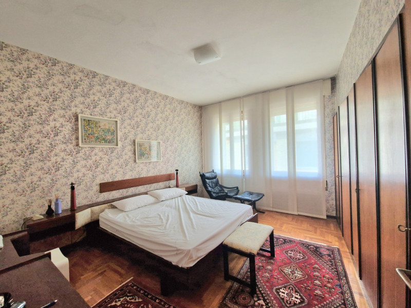 A pochi passi da Ponte San Martino, ingresso del Centro città, LUMINOSO APPARTAMENTO DALLE INTROV...