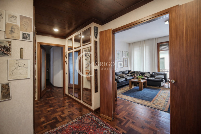 A pochi passi da Ponte San Martino, ingresso del Centro città, LUMINOSO APPARTAMENTO DALLE INTROV...