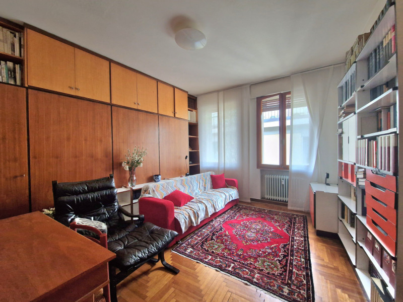 A pochi passi da Ponte San Martino, ingresso del Centro città, LUMINOSO APPARTAMENTO DALLE INTROV...