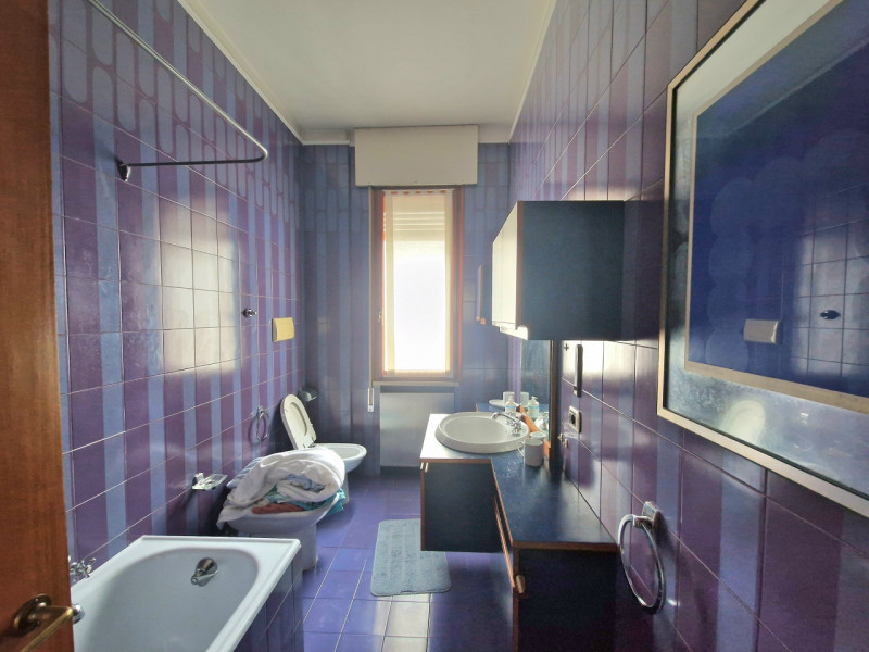 A pochi passi da Ponte San Martino, ingresso del Centro città, LUMINOSO APPARTAMENTO DALLE INTROV...