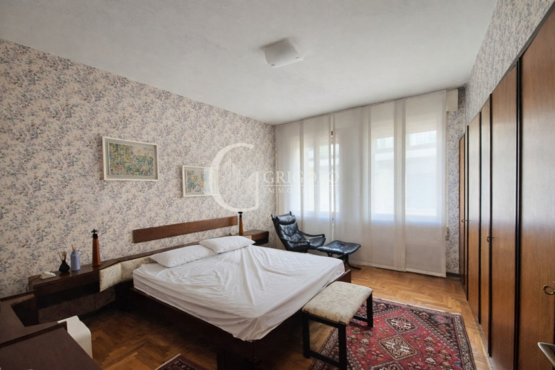 A pochi passi da Ponte San Martino, ingresso del Centro città, LUMINOSO APPARTAMENTO DALLE INTROV...