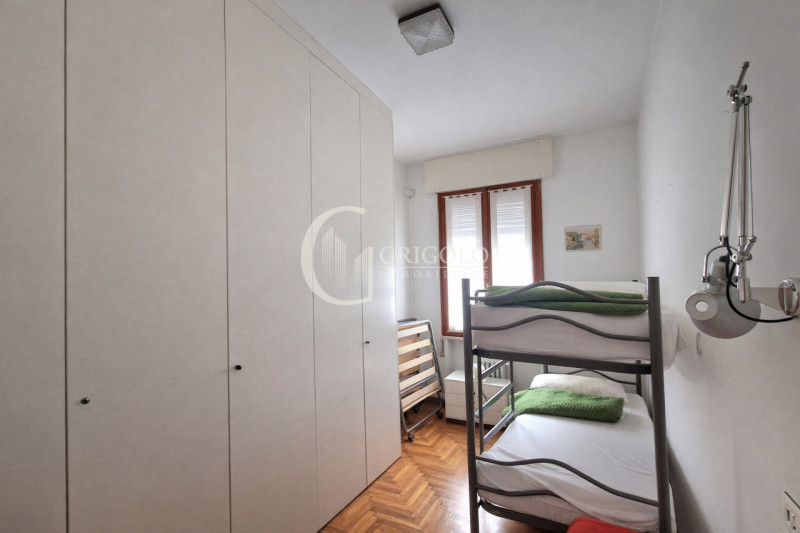 A pochi passi da Ponte San Martino, ingresso del Centro città, LUMINOSO APPARTAMENTO DALLE INTROV...