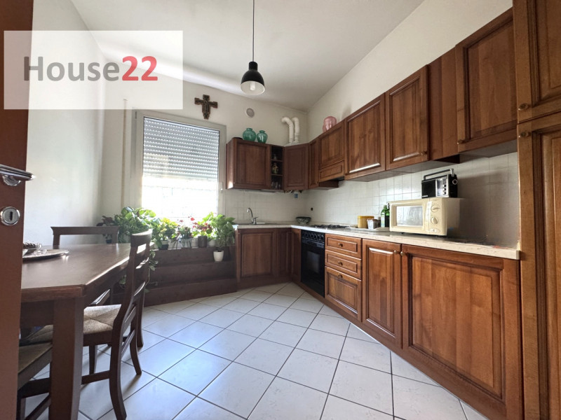 ZONA ARACELI - VICENZA. In un contesto molto curato e moderno, proponiamo AMPIO TRICAMERE al Pian...