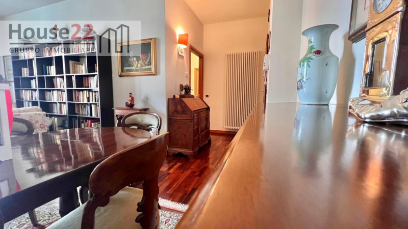 ZONA ARACELI - VICENZA. In un contesto molto curato e moderno, proponiamo AMPIO TRICAMERE al Pian...