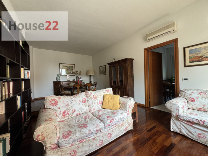 ZONA ARACELI - VICENZA. In un contesto molto curato e moderno, proponiamo AMPIO TRICAMERE al Pian...