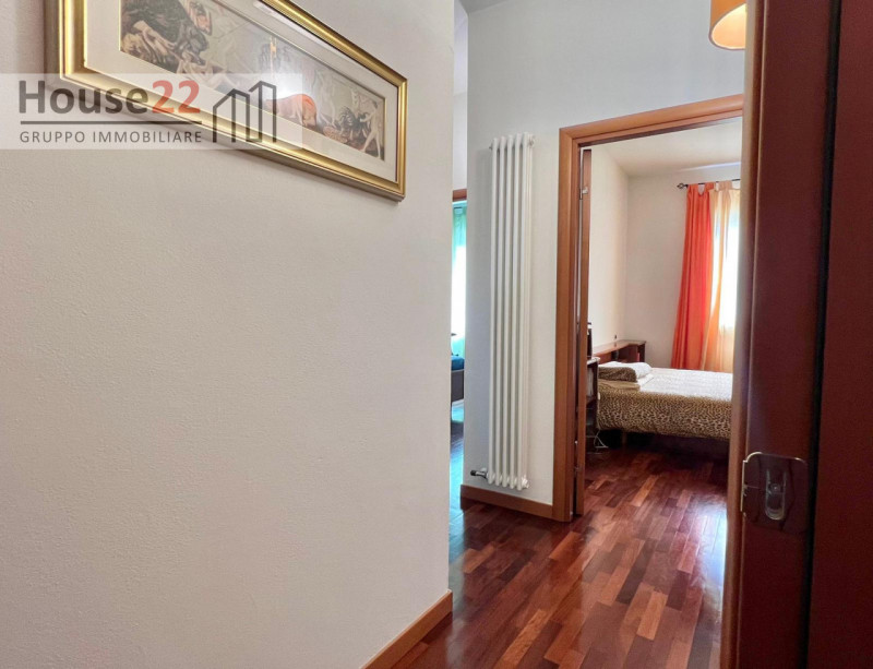 ZONA ARACELI - VICENZA. In un contesto molto curato e moderno, proponiamo AMPIO TRICAMERE al Pian...