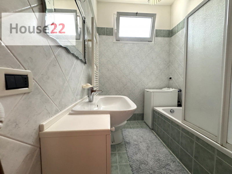 ZONA ARACELI - VICENZA. In un contesto molto curato e moderno, proponiamo AMPIO TRICAMERE al Pian...