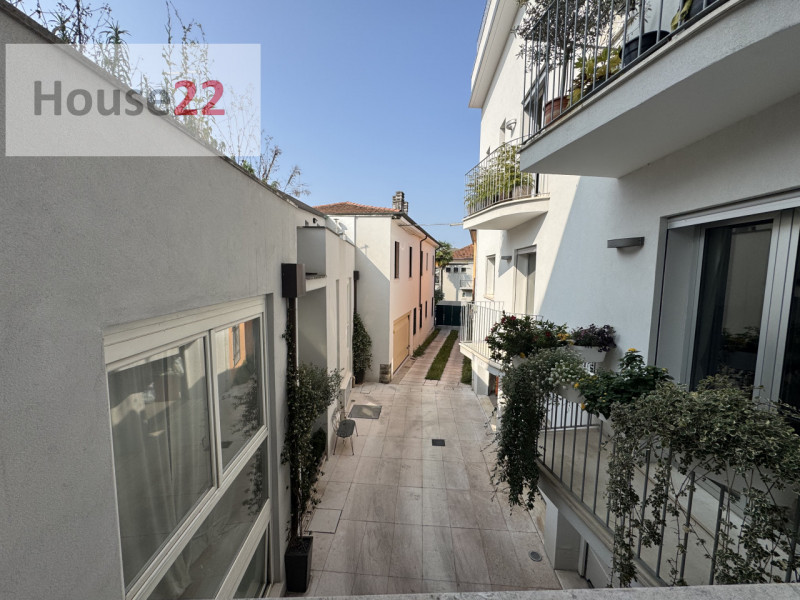 ZONA ARACELI - VICENZA. In un contesto molto curato e moderno, proponiamo AMPIO TRICAMERE al Pian...