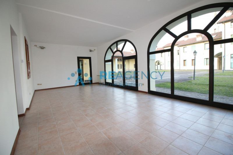 ZANE' 
Sei alla ricerca di un negozio vetrinato?
Prezzo € 59.000
CLASSE ENERGETICA F

CHIAMACI OR...