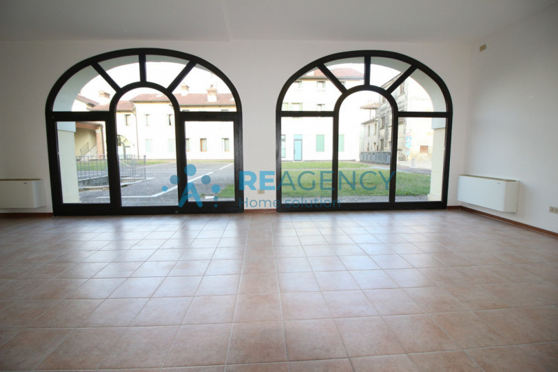 ZANE' 
Sei alla ricerca di un negozio vetrinato?
Prezzo € 59.000
CLASSE ENERGETICA F

CHIAMACI OR...