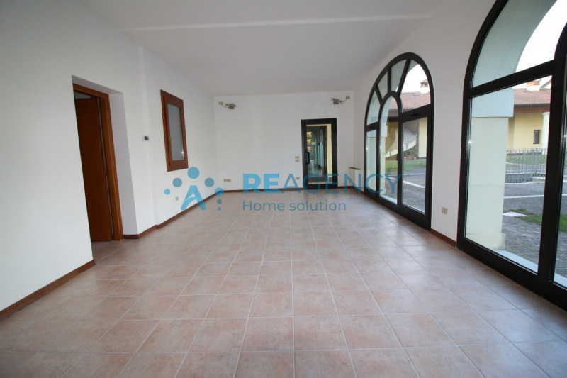 ZANE' 
Sei alla ricerca di un negozio vetrinato?
Prezzo € 59.000
CLASSE ENERGETICA F

CHIAMACI OR...