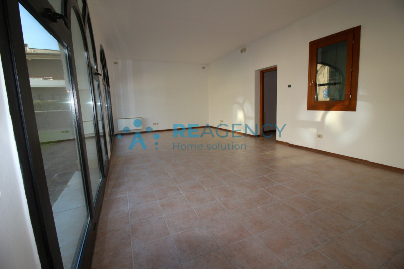 ZANE' 
Sei alla ricerca di un negozio vetrinato?
Prezzo € 59.000
CLASSE ENERGETICA F

CHIAMACI OR...