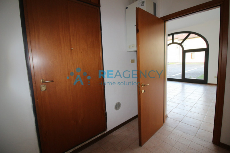 ZANE' 
Sei alla ricerca di un negozio vetrinato?
Prezzo € 59.000
CLASSE ENERGETICA F

CHIAMACI OR...