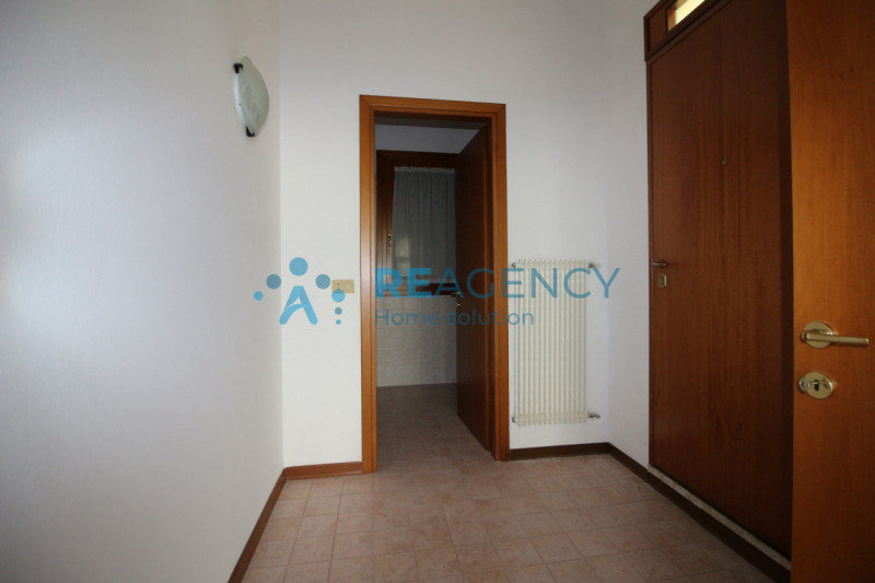 ZANE' 
Sei alla ricerca di un negozio vetrinato?
Prezzo € 59.000
CLASSE ENERGETICA F

CHIAMACI OR...