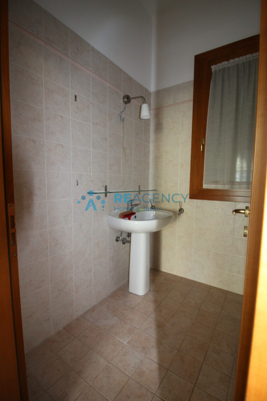 ZANE' 
Sei alla ricerca di un negozio vetrinato?
Prezzo € 59.000
CLASSE ENERGETICA F

CHIAMACI OR...