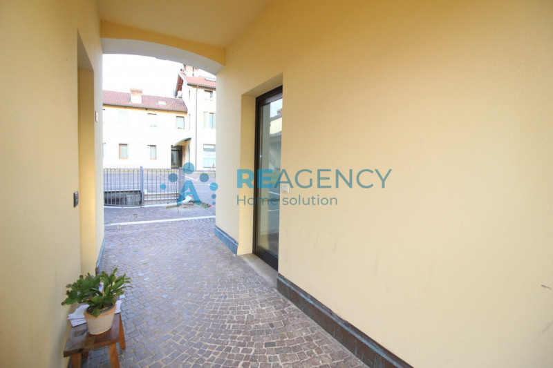 ZANE' 
Sei alla ricerca di un negozio vetrinato?
Prezzo € 59.000
CLASSE ENERGETICA F

CHIAMACI OR...