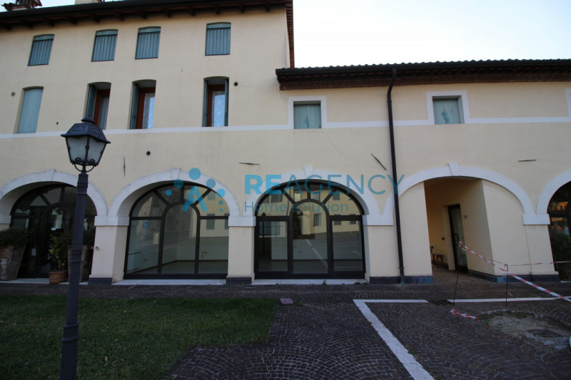 ZANE' 
Sei alla ricerca di un negozio vetrinato?
Prezzo € 59.000
CLASSE ENERGETICA F

CHIAMACI OR...