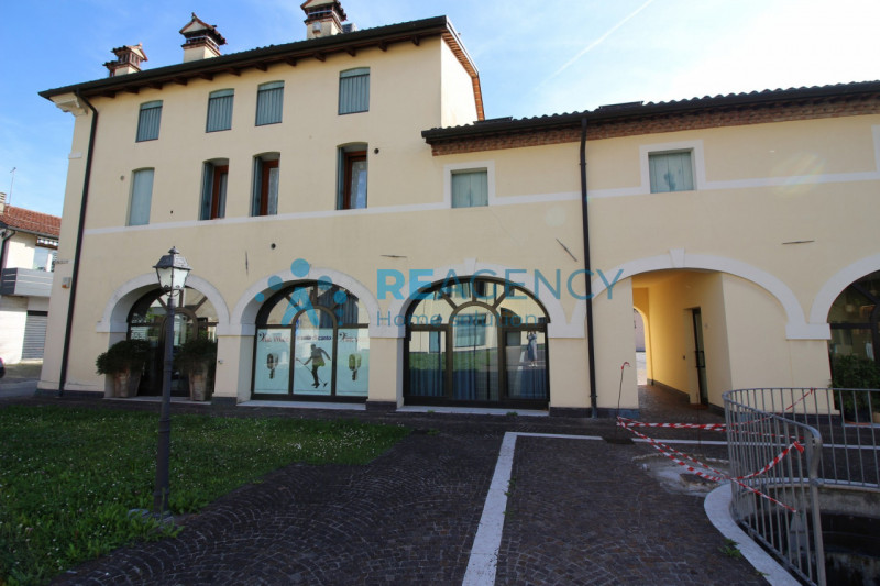 ZANE' 
Sei alla ricerca di un negozio vetrinato?
Prezzo € 59.000
CLASSE ENERGETICA F

CHIAMACI OR...