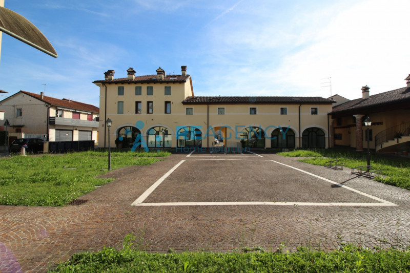 ZANE' 
Sei alla ricerca di un negozio vetrinato?
Prezzo € 59.000
CLASSE ENERGETICA F

CHIAMACI OR...