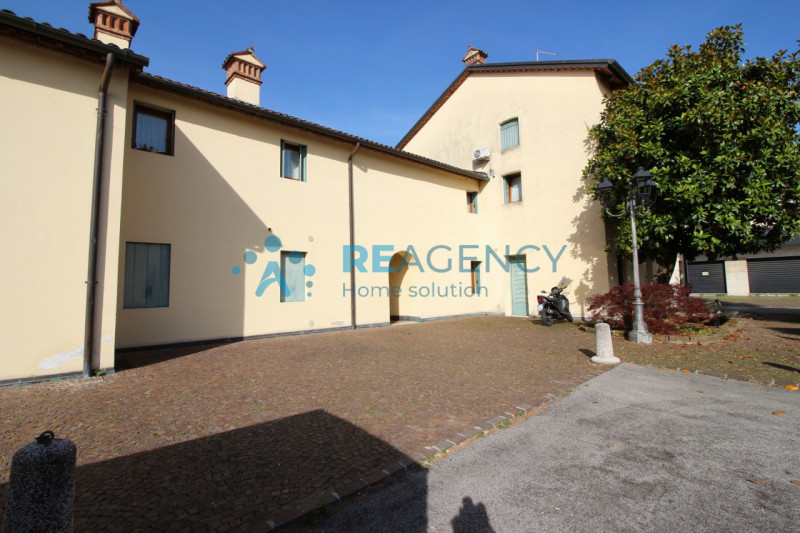 ZANE' 
Sei alla ricerca di un negozio vetrinato?
Prezzo € 59.000
CLASSE ENERGETICA F

CHIAMACI OR...