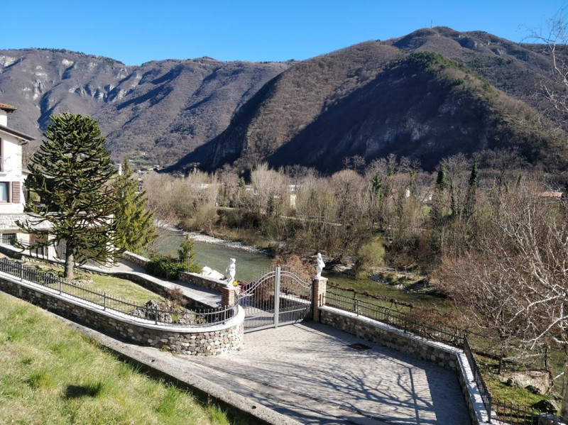 BASSANO DEL GRAPPA a 5 KM dal Centro Storico, proponiamo una casa SINGOLA SVILUPPATA SU UNICO PIA...