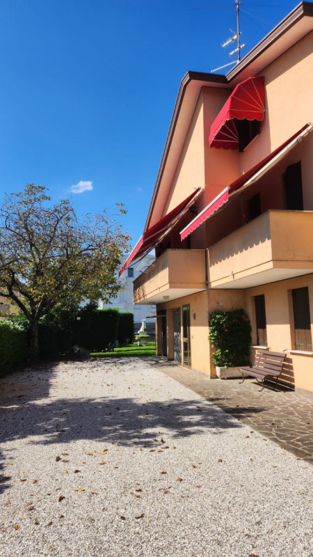 Nel cuore della richiestissima zona di Sarmeola, nel comune di Rubano, proponiamo in vendita una ...