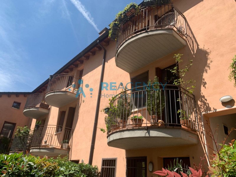 Vicenza - Zona Corso Padova

Stai cercando un appartamento TRICAMERE  molto ELEGANTE alle porte d...