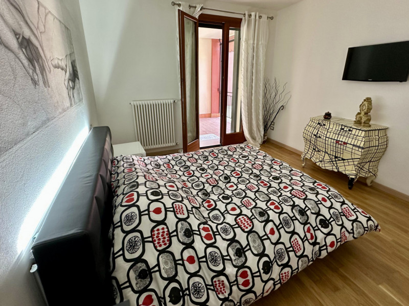 COMPOSIZIONE:
Appartamento al piano primo composto da salotto con angolo cottura, due camere da l...